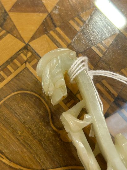 CHINE, XIXe siècle
Deux fibules en jade céladon...