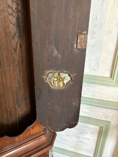 Horloge de parquet en bois vernis. Le cadran...