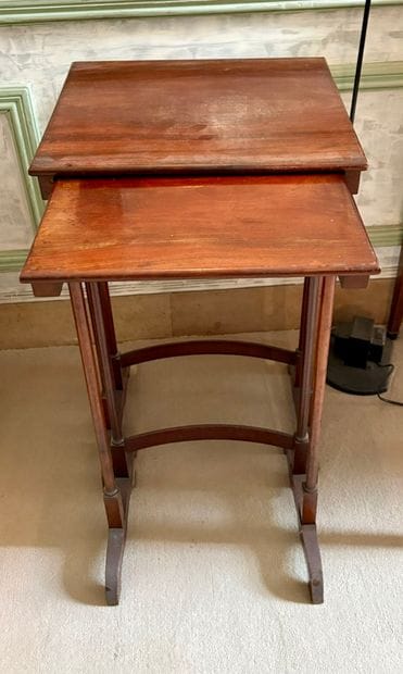 Deux tables gigognes en acajou.
Début XXe...