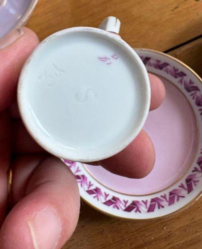 VIENNE
Cinq tasses et leurs sous tasse en...