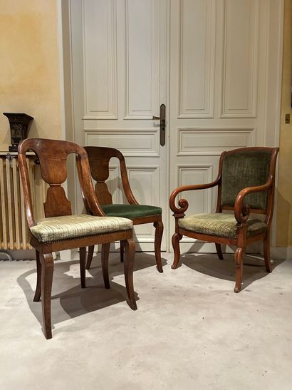 Lot comprenant :
- Une paire de chaises 