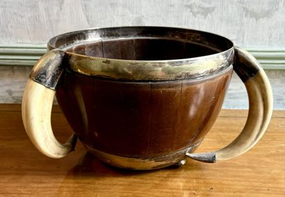 Bol à punch en bois vernis acajou, agrémenté...