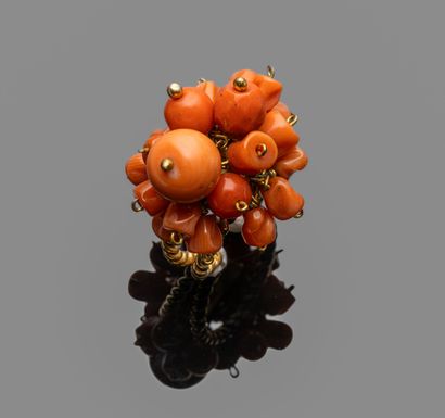 Twisted gilt metal ring adorned with a bouquet...