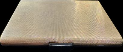 Cigarette case in 14K guilloché yellow gold...