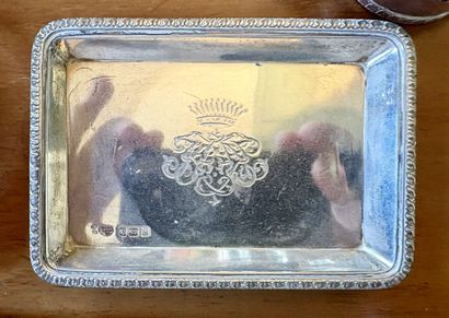 Ensemble en argent (800‰) à décor de frises...