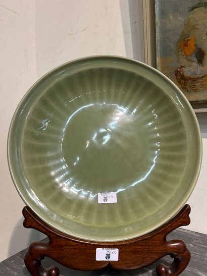 CHINE, dynastie Ming, XVe siècle 
Plat rond...