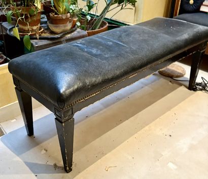 Banquette en bois laqué noir reposant sur...