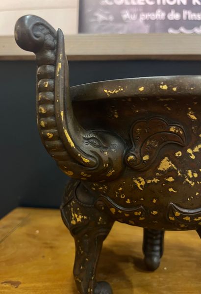 CHINA, 19th century 
Tripod covered incense...