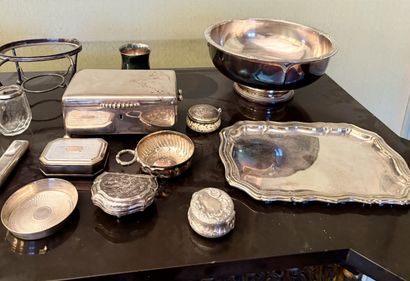 Lot en métal argenté comprenant : une coupe...