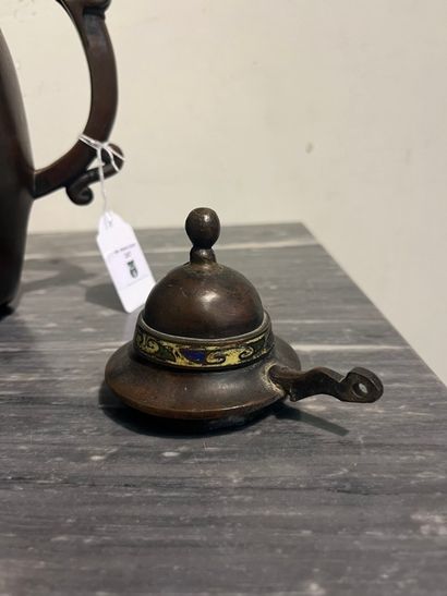 JAPON, XIXe siècle
Verseuse tripode en émaux...