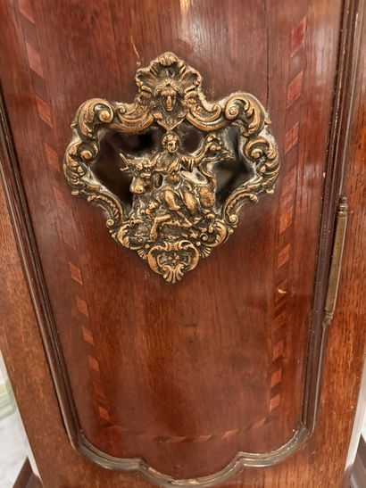 Horloge de parquet en bois vernis. Le cadran...