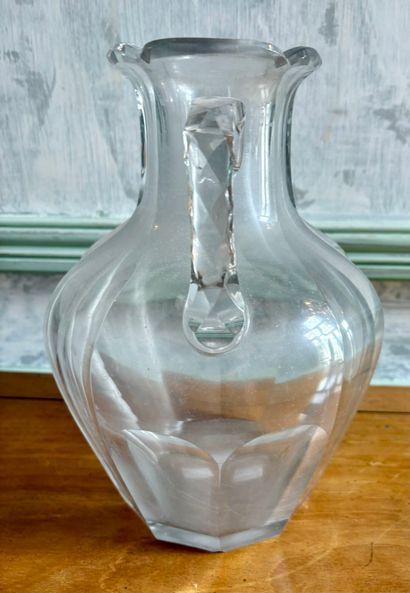 Vase en cristal taillé à pans présentant...