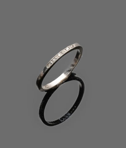 Platinum ring (950‰) set with a line of white...