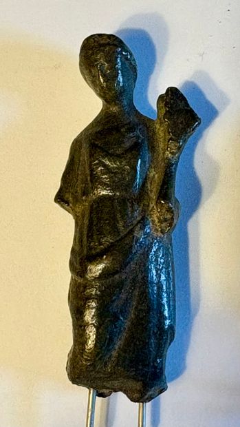 Lot including : 
- A female statuette wearing...