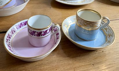 VIENNE
Cinq tasses et leurs sous tasse en...