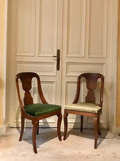 Lot comprenant :
- Une paire de chaises 