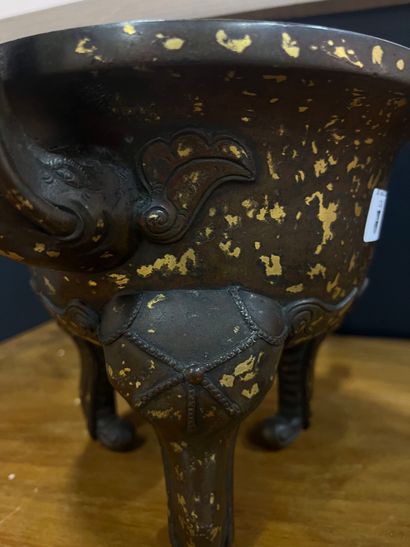 CHINA, 19th century 
Tripod covered incense...