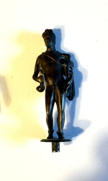 Lot including : 
- A female statuette wearing...