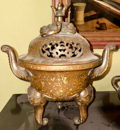 CHINA, 19th century 
Tripod covered incense...