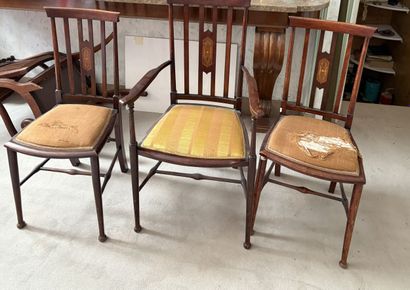 Paire de chaises et un fauteuil en bois naturel...