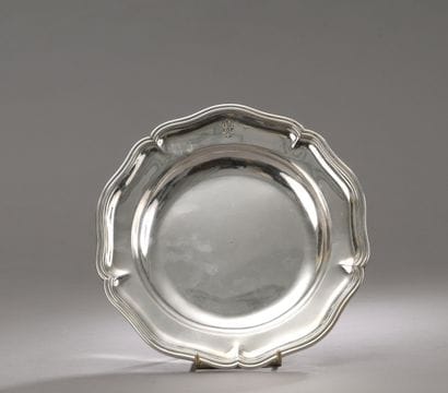 Plat creux en argent (800‰), modèle à filets...