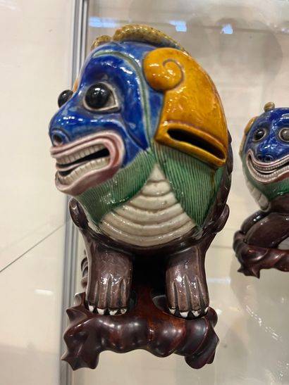 CHINE, XIXe siècle 
Deux chimères en porcelaine...