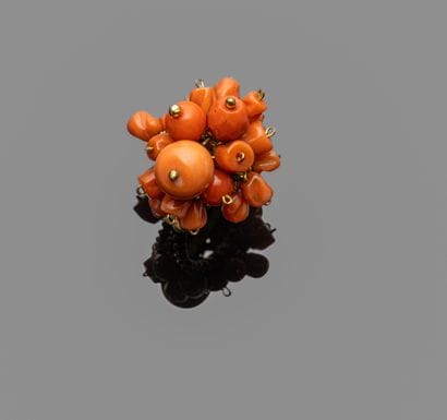 Twisted gilt metal ring adorned with a bouquet...