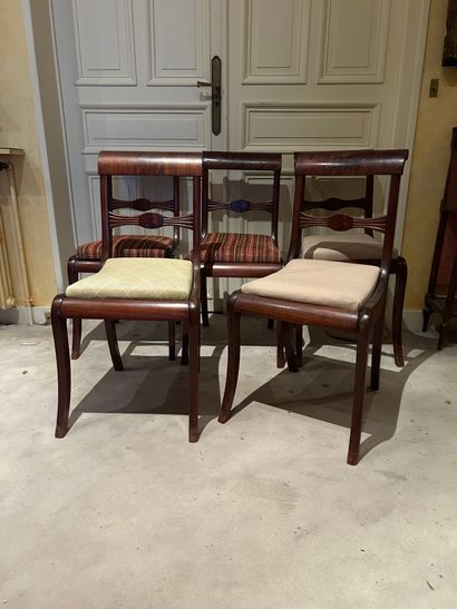 Suite de cinq chaises en acajou, le haut...