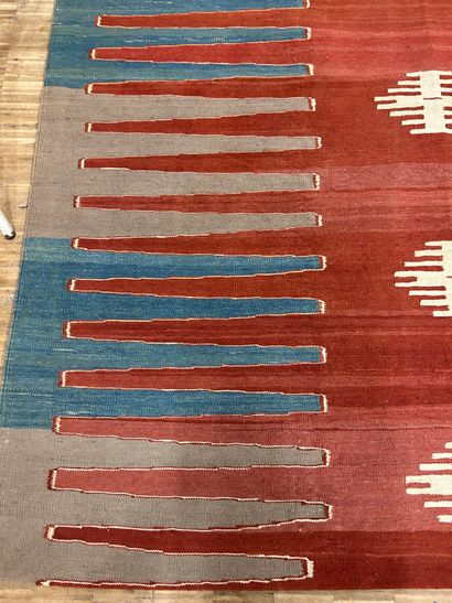 Tapis Kilim tissé en laine à motifs géométriques...