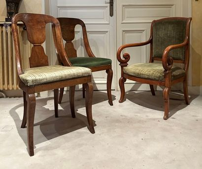 Lot comprenant :
- Une paire de chaises 
