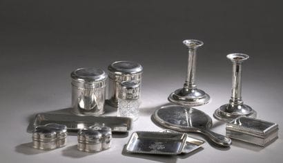 Ensemble en argent (800‰) à décor de frises...