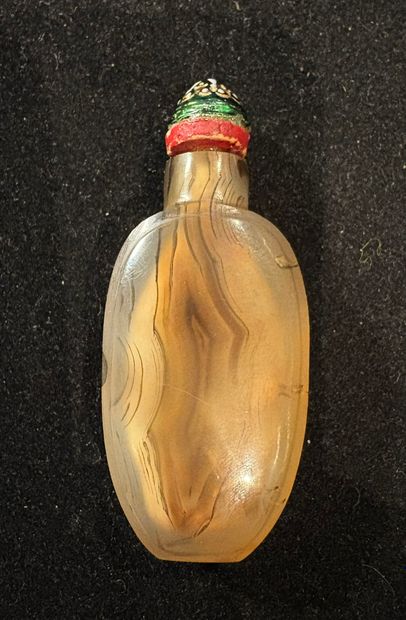 CHINE, XIXe siècle
Tabatière ovale en agate,...