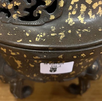 CHINA, 19th century 
Tripod covered incense...