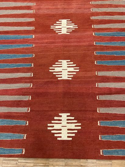 Tapis Kilim tissé en laine à motifs géométriques...