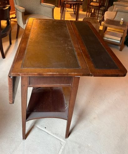 Table à volets en acajou, les pieds en gaine...