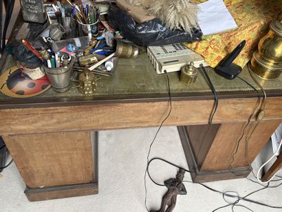 Bureau en acajou ouvrant par huit tiroirs,...