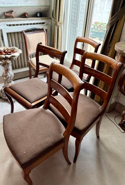 Ensemble de cinq chaises dépareillées dont...