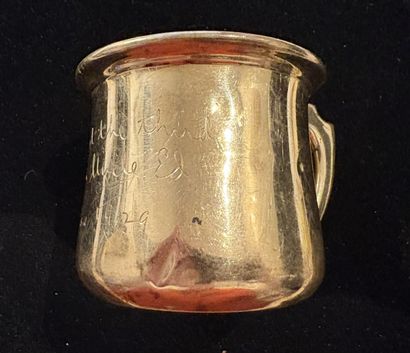 14K yellow gold mug (585‰) engraved: 
