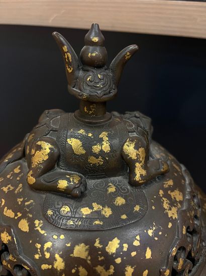 CHINA, 19th century 
Tripod covered incense...