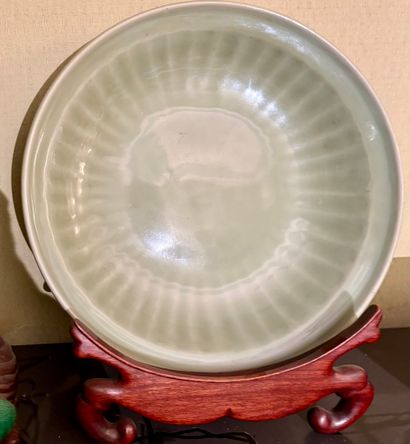 CHINE, dynastie Ming, XVe siècle 
Plat rond...