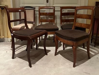 Ensemble de cinq chaises dépareillées dont...