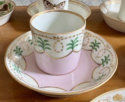 VIENNE
Cinq tasses et leurs sous tasse en...