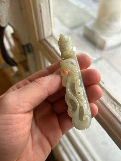 CHINE, XIXe siècle
Deux fibules en jade céladon...