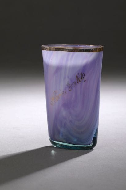 Gobelet de forme aplatie en verre à décor...