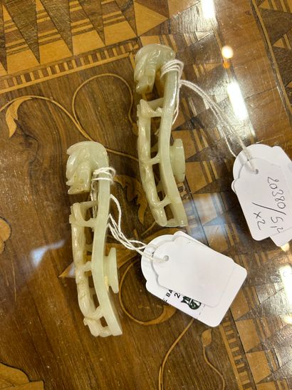 CHINE, XIXe siècle
Deux fibules en jade céladon...