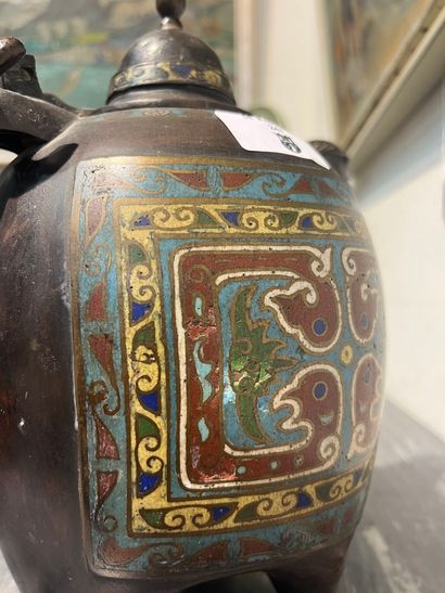 JAPON, XIXe siècle
Verseuse tripode en émaux...