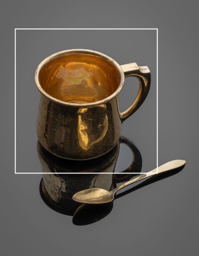 14K yellow gold mug (585‰) engraved: 