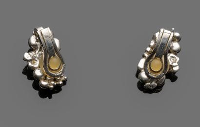 Pair of 18K (750/oo) white gold ear clips...