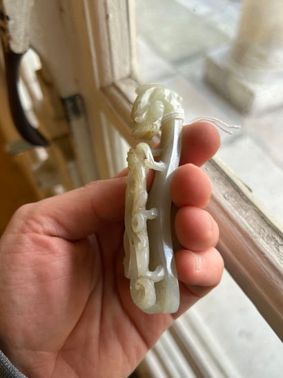 CHINE, XIXe siècle
Deux fibules en jade céladon...