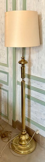 Un lampadaire et une paire de lampes en laiton.
XXe...